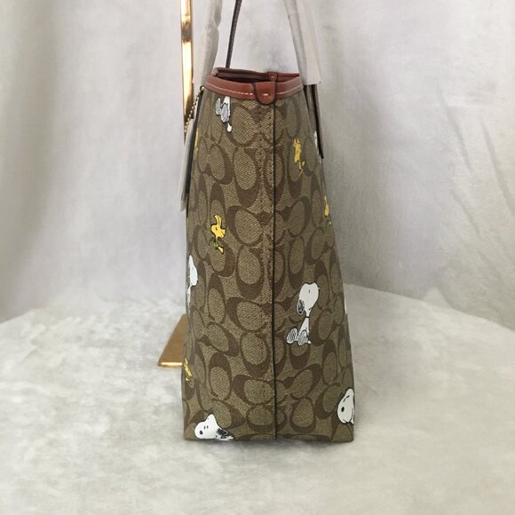 NWT COACH Peanuts Snoopy Tote bag! - Picture 4 of 14